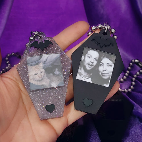 COFFIN FRAME MAGNETIC KEYCHAIN
